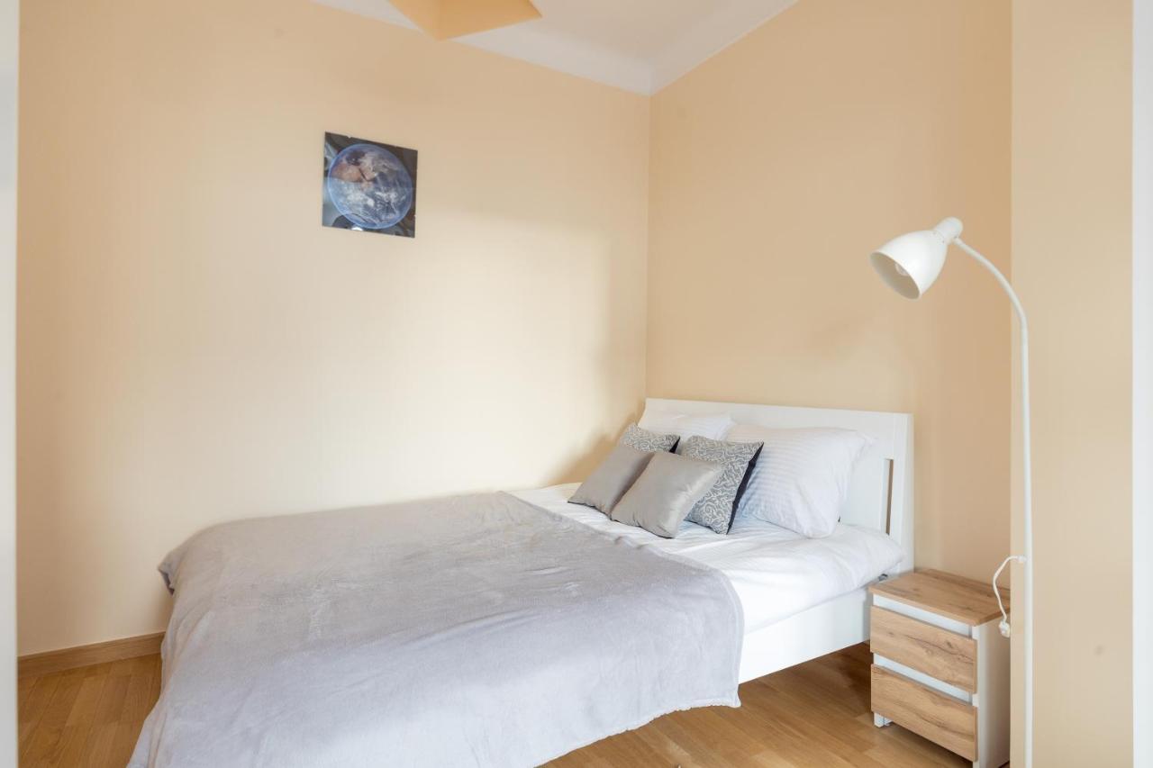 Metro Raclawicka Red Apartment Varşova Dış mekan fotoğraf